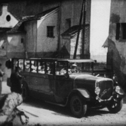 En Autocar postal à travers les Alpes Suisses