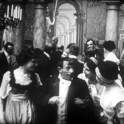 Tontuline en Société