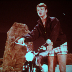 Scopitone de Bobby Vee "La Nuit a Mille Yeux"
