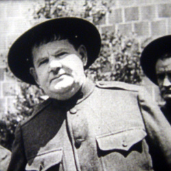 Laurel et Hardy à la Caserne