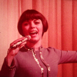 Mireille Mathieu chante