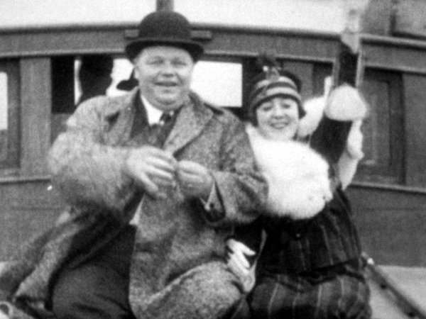 12694-mabel_and_fatty_viewing_the_world_